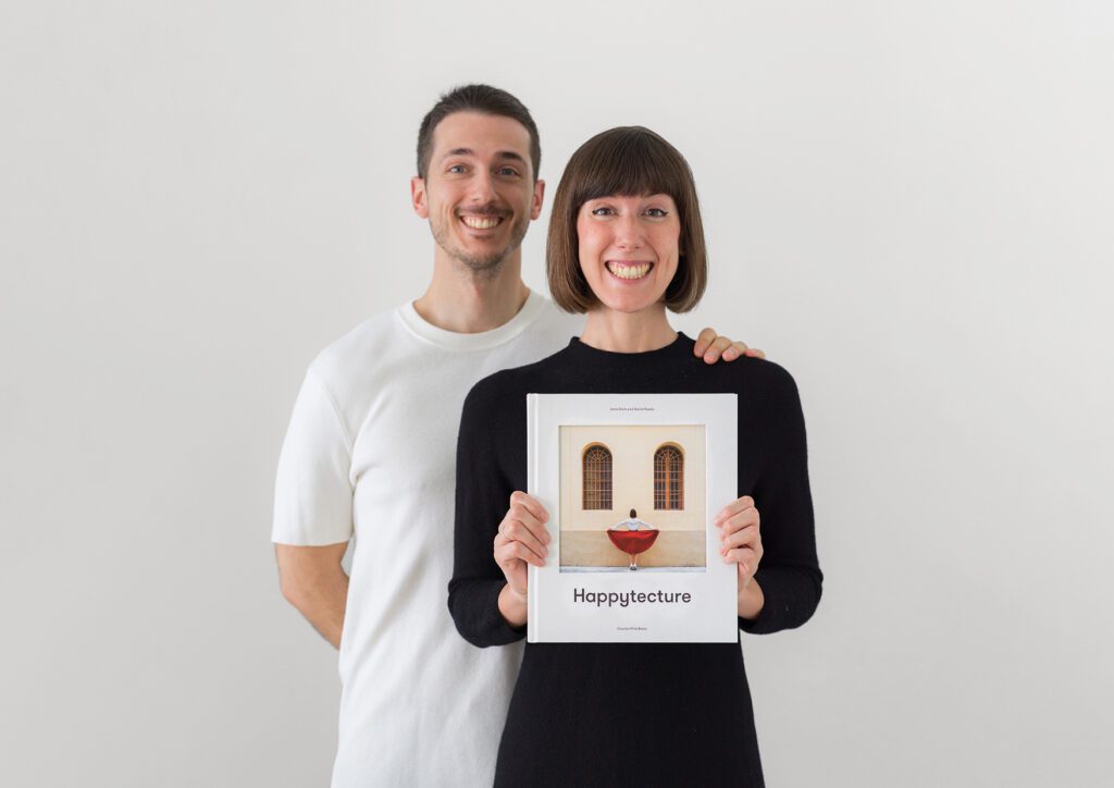 Los fotógrafos Anna Devís y Daniel Rueda con su fotolibro Happytecture