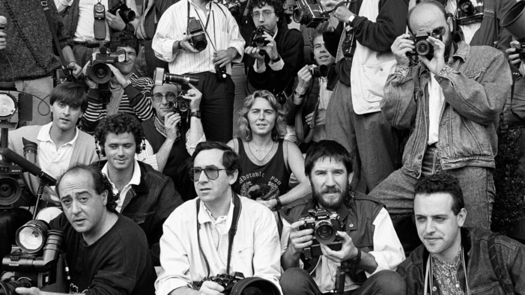 Fotografía de Isabel Azkarate con fotógrafos del Festival de Cine de San Sebastián tomada por Roman Polanski